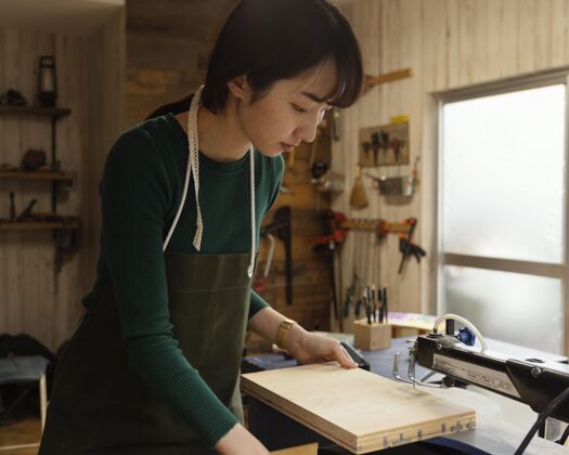 爱好中枪砍木头的女人日本中镜头艺术