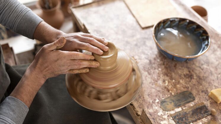 手工制作陶艺作坊的人车间制造职业