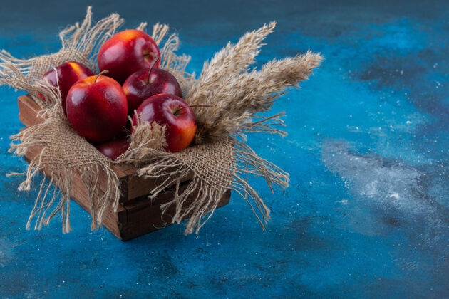 营养美味的红光苹果放在木箱里水果营养闪亮