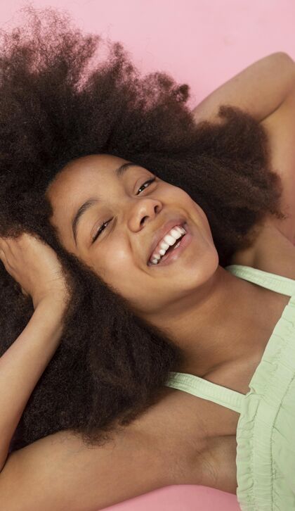 垂直年轻可爱的黑人女孩的画像可爱肖像年轻