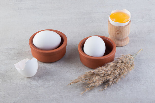 健康石桌上放着一碗白鸡蛋和蛋黄生的有机一餐