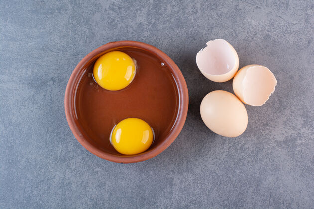 营养泥碗蛋黄放在石头桌上早餐有机健康