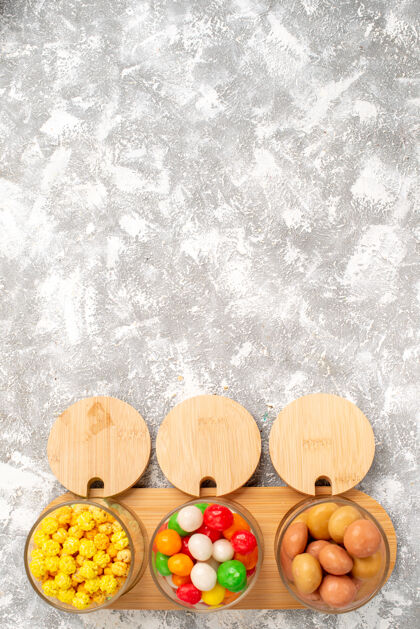 蔬菜不同糖果的俯视图白色表面上五颜六色的糖果柑橘糖果新鲜