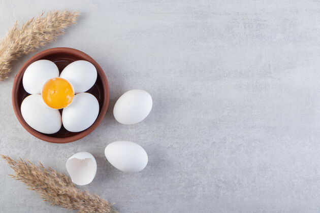 鸡肉生的新鲜的白色鸡蛋放在石头背景上母鸡蛋清食物