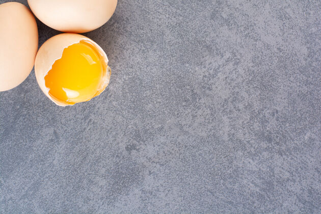 营养全碎的生鸡蛋放在石桌上团体蛋壳新鲜