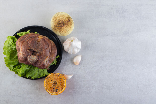 烹饪新鲜的肉片和新鲜的蔬菜放在石头背景上晚餐晚餐食物
