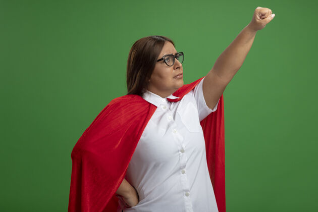 女性未公布的中年女超人举起拳头戴着绿色隔离眼镜中年穿眼镜