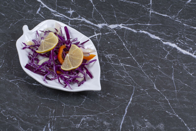 希腊语白色盘子上的新鲜有机蔬菜沙拉健康甜菜根碗