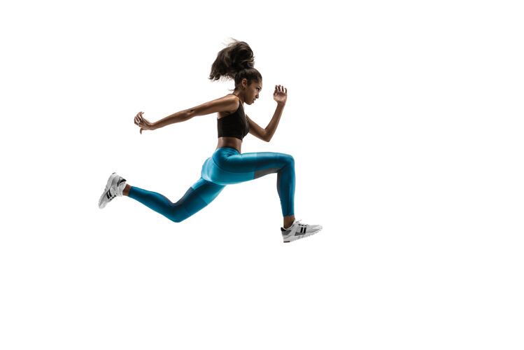 非洲年轻的非洲妇女在白色的工作室背景下孤立地跑步一个女跑步者或慢跑者慢跑运动员的剪影室内运动长度