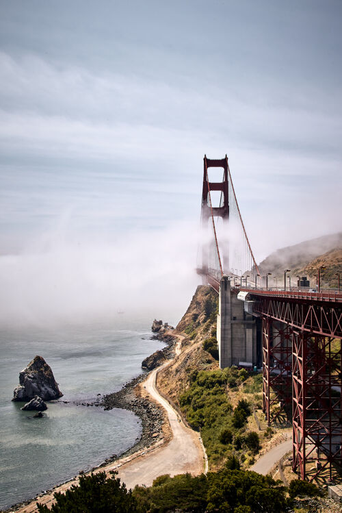 美国金门大桥的垂直拍摄 加利福尼亚旧金山 一片模糊的蓝天美国加利福尼亚旅游