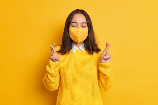 女人相信一切都会好起来亚洲妇女戴上防护面具 双手交叉 希望冠状病毒能在流感爆发时保护自己面具室内防护