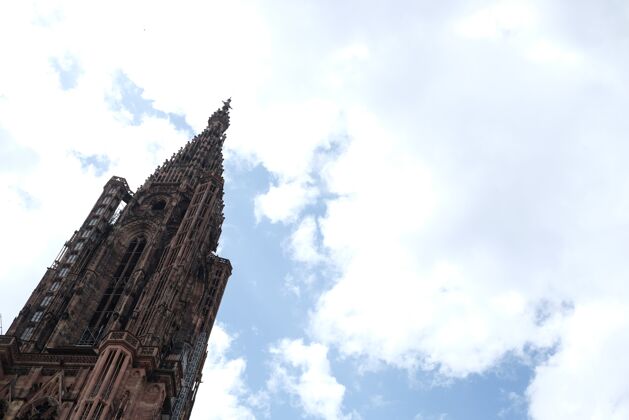 法国阴天下著名的斯特拉斯堡圣母院大教堂的低角度拍摄宗教天主教古代