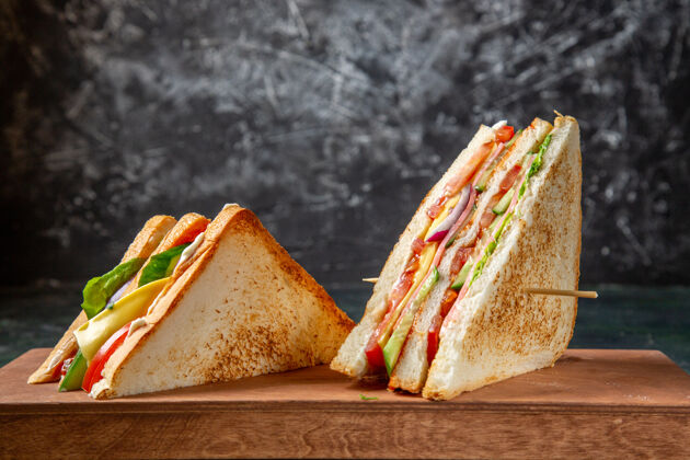 早餐前视图美味的火腿三明治在木板深色表面奶酪肉小吃