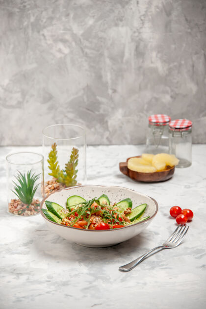 菠萝俯视图自制健康美味素食沙拉装饰切碎黄瓜在碗叉干菠萝西红柿染色白色表面晚餐食物黄瓜