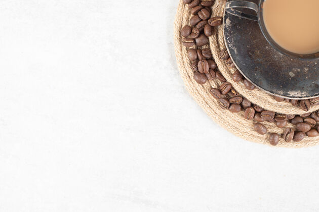 咖啡豆和咖啡杯放在木片上一餐营养咖啡