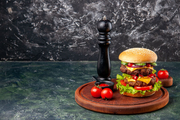 木板美味的自制三明治西红柿胡椒切菜板上的深色表面瓶子旧的玻璃