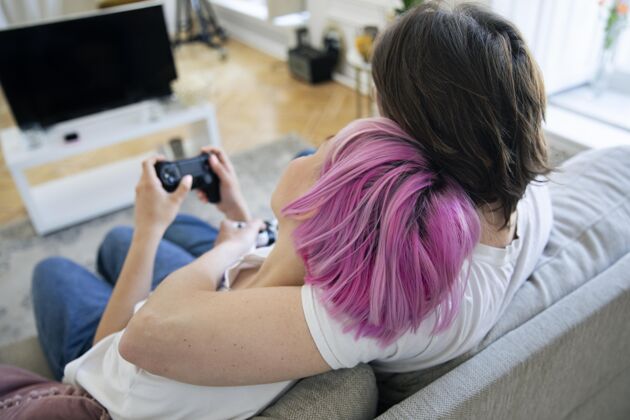 乐趣可爱的情侣在玩电子游戏视频游戏游戏情侣