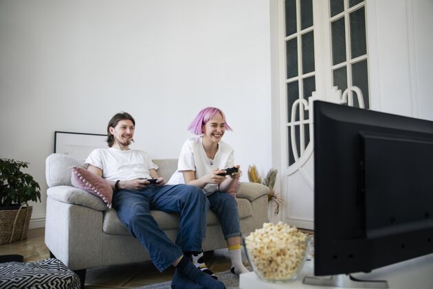 虚拟可爱的情侣在家玩电子游戏视频游戏享受室内