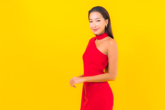 女人肖像美丽的亚洲年轻女子微笑着行动红色快乐壁板