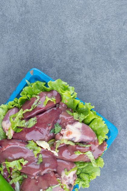 烹饪生肉和鸡腿放在蓝板上膳食肉俯视图