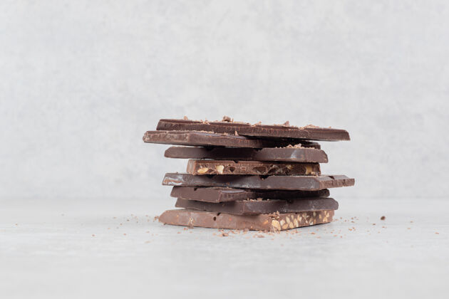 粉碎巧克力和坚果在大理石表面美味堆叠可可