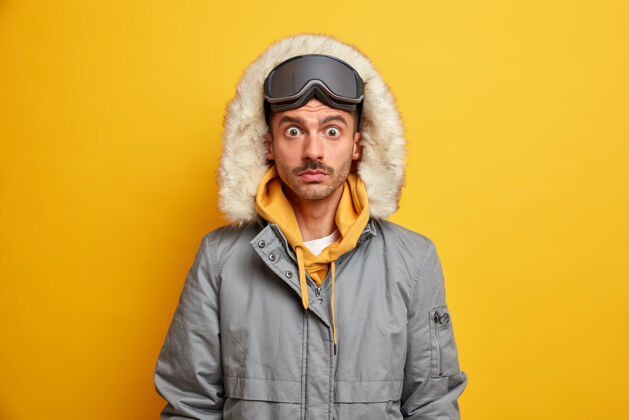 人惊呆了的人滑雪板盯着的眼睛穿着温暖的冬季夹克带兜帽在寒冷的12月休息不能相信什么难以置信的事天气休息成人