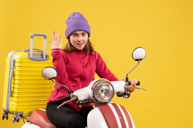 坐前视图可爱的小女孩骑着轻便摩托车肖像球摩托车