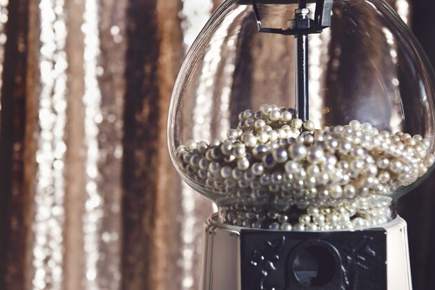 特写特写镜头清晰的玻璃珍珠形状糖果机玻璃杯甜点麦卡龙