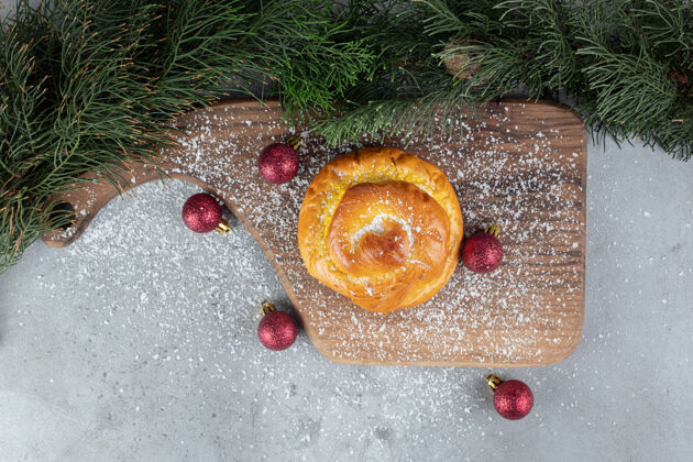 糕点松枝 木板 圣诞树玩具和大理石表面的小面包食物美味面包