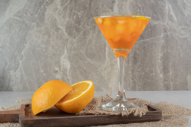 配料一杯果汁和柑橘类水果放在木板上美味美味营养