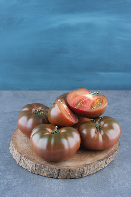 蔬菜有机新鲜整体和切片番茄在木片上小吃熟的味道