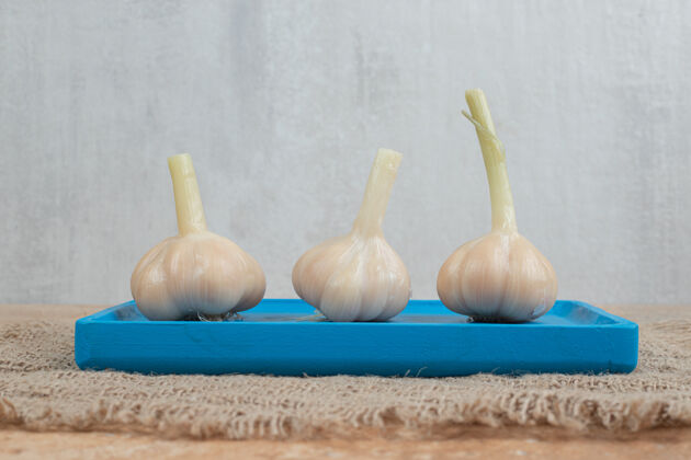 海菜自制的发酵大蒜放在蓝色盘子里 配麻布酸丁香大蒜
