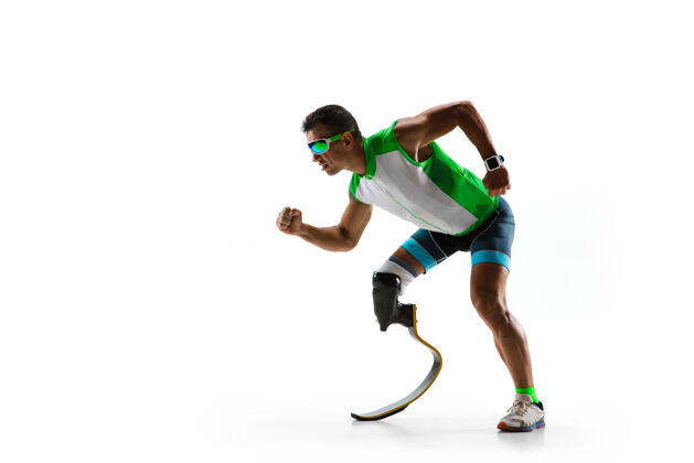 残疾残疾运动员或截肢者隔离在白色工作室背景下专业男性跑步者 带假肢 在工作室训练和练习残疾运动和健活方式理念跑步膝盖物理