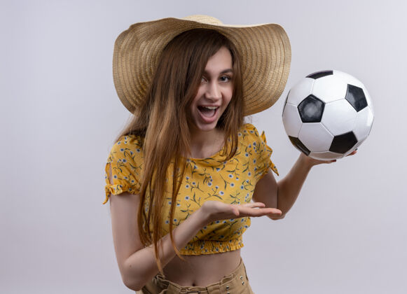 帽子快乐的年轻女孩戴着帽子拿着足球在孤立的白色空间女孩足球球