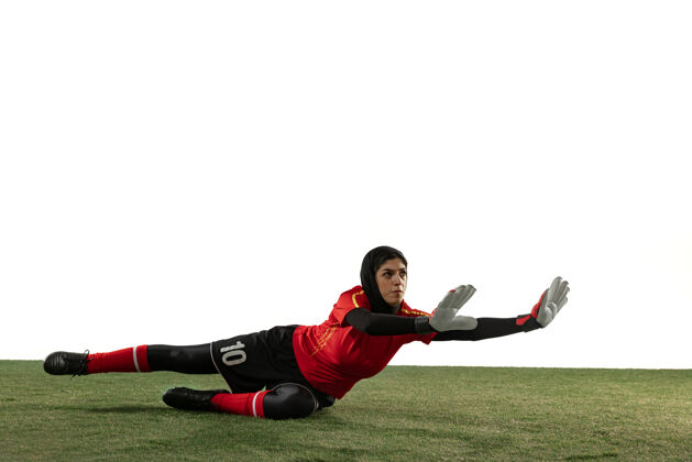 持球阿拉伯女足或足球运动员 白色工作室背景的守门员年轻女子接球 训练 运动和动作中的保护目标运动概念 爱好 健康的生活方式瞄准运动员制服