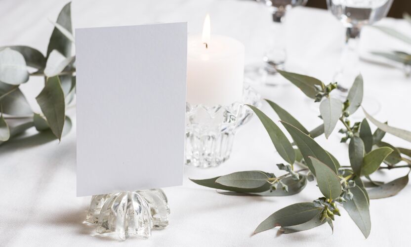 安排用蜡烛和植物摆桌子分类浪漫元素