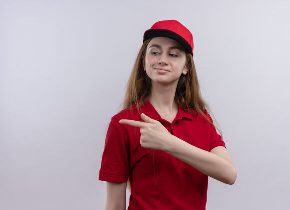 左自信的年轻送货女孩 穿着红色制服 指着左边的空白处空间红色侧线