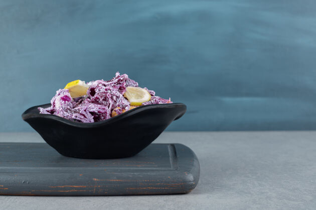 晚餐切碎的紫洋葱和卷心菜沙拉放在水泥桌上的盘子里美味正餐季节