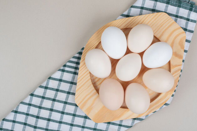 鸡肉几个新鲜的鸡蛋放在木盘上家禽食物生的