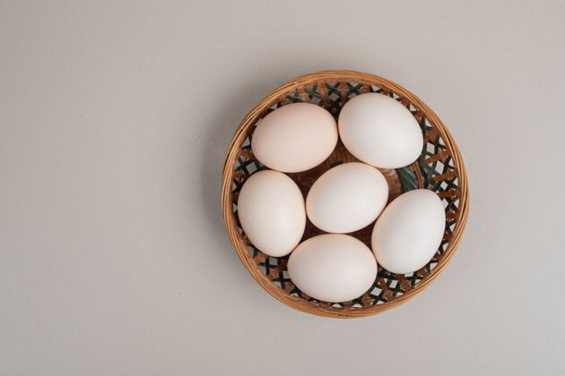 食物柳条筐上放着新鲜的鸡蛋鸡蛋家禽篮子