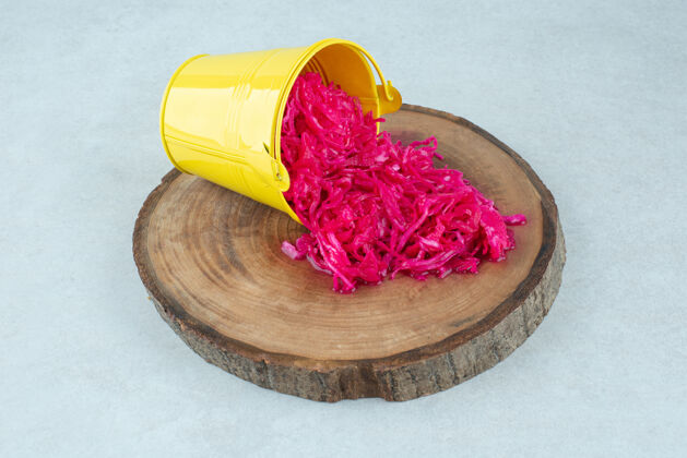 泡菜用黄色的木桶把红心菜发酵出来放在木片上发酵美味木头