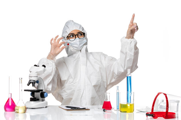 西装前视图穿着特殊防护服的女化学家拿着白色背景上的样本化学冠状病毒大流行医生样品男人