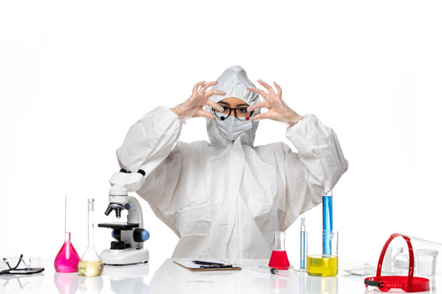 病毒前视图穿着特殊防护服的女化学家拿着白色背景上的样本病毒化学冠状病毒-大流行健康保护西装样品