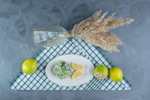 美味柠檬 米饭和装饰杆放在折叠的桌布上 放在大理石桌上羽毛草美味烹饪