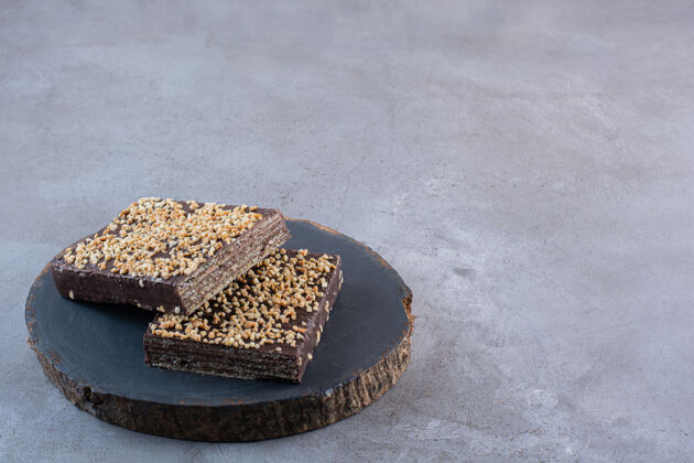 裂纹黑巧克力美味的华夫饼在石头表面华夫饼糖果脆