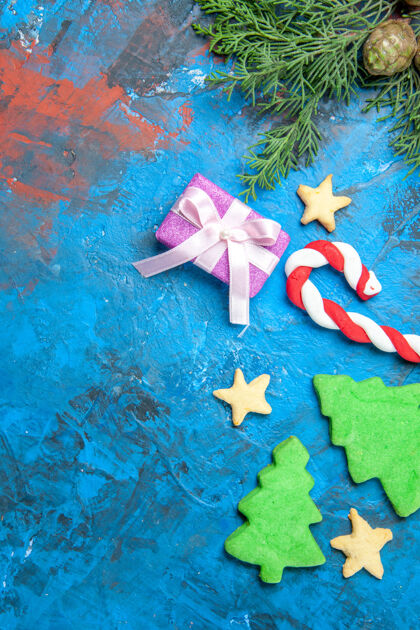 碎片蓝色表面上的小树人俯视图拼图商务圣诞节