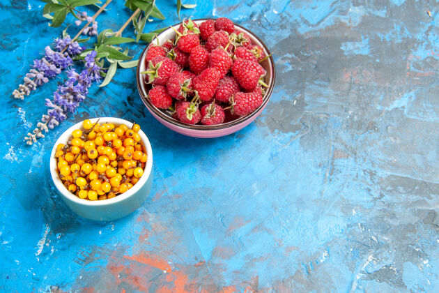 浆果沙棘碗的俯视图蓝莓碗的表面草莓水果新鲜