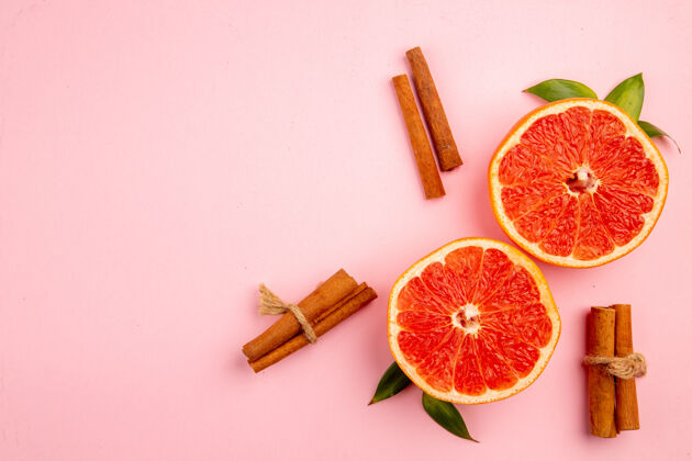 柑橘粉红色表面上美味的葡萄柚水果片俯视图醇厚饮食成熟