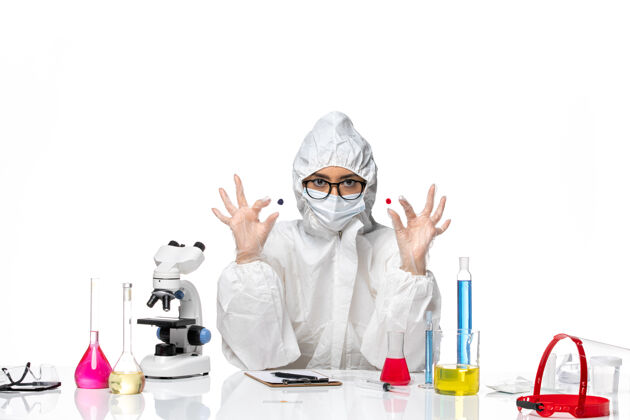 女化学家正面图穿着特殊防护服的女化学家拿着白色背景上的样本病毒化学covid大流行健康样品套装大流行