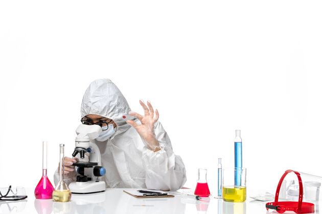 化学前视图穿着特殊防护服的女化学家正在检查白色背景病毒化学covid上的样本-大流行健康大流行工作医生
